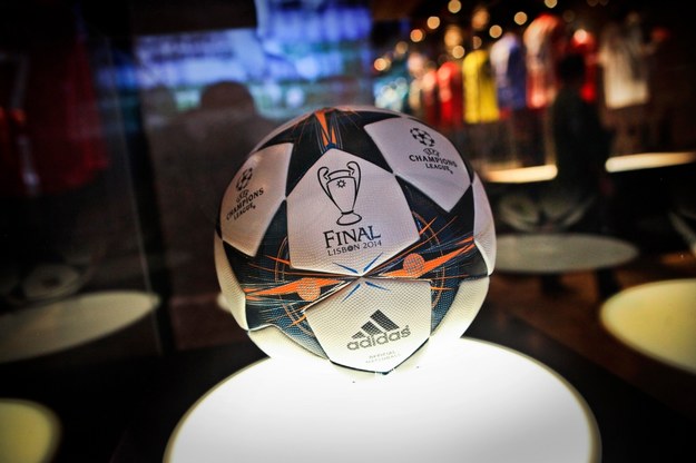 Oficjalna piłka UEFA, przygotowana na finał LM /MARIO CRUZ /PAP/EPA