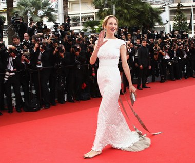 Oficjalne wymogi organizatorów festiwalu w Cannes w temacie stroju zawierają się w stwierdzeniu - "czarny garnitur/wieczorowa suknia". Dress code dla pań wymaga też założenia wysokich obcasów. Jedną z pierwszych gwiazd, która złamała odzieżowy kodeks, była Uma Thurman, która w 2011 roku pojawiła się na czerwonym dywanie w sandałach. 