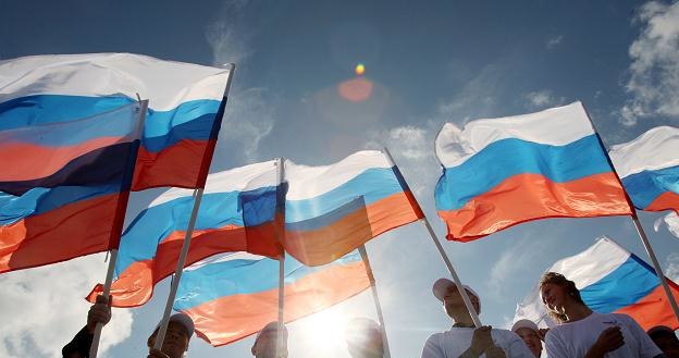 Oficjalnie władze w Moskwie starają się bagatelizować spadki cen ropy /AFP