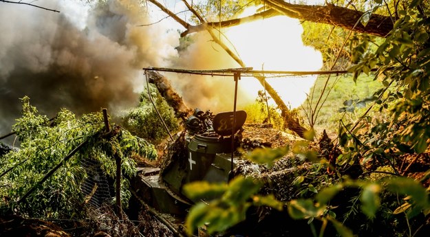 Ogień artyleryjski prowadzony przez siły ukraińskie na wschodzie Ukrainy /OLEG PETRASYUK /PAP/EPA