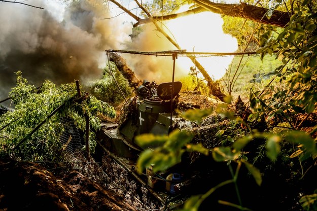 Ogień artyleryjski prowadzony przez siły ukraińskie w obwodzie donieckim /OLEG PETRASYUK /PAP/EPA