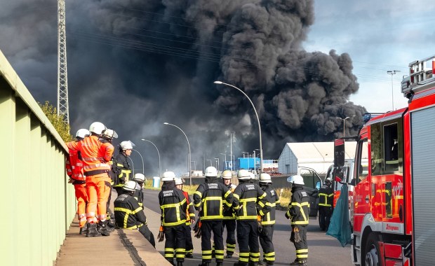 Ogień, eksplozje butli i odłamki na autostradzie. Hamburg walczy z katastrofą