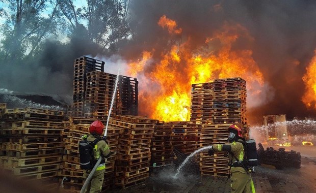 Ogień i eksplozje w Łodzi. Pożar na terenie dawnych zakładów bawełnianych
