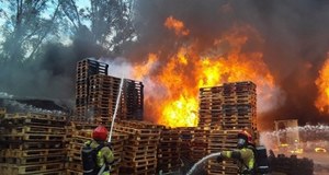 Ogień i eksplozje w Łodzi. Pożar na terenie dawnych zakładów bawełnianych