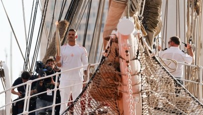 ​Ogień olimpijski już we Francji. Dotarł na żaglowcu