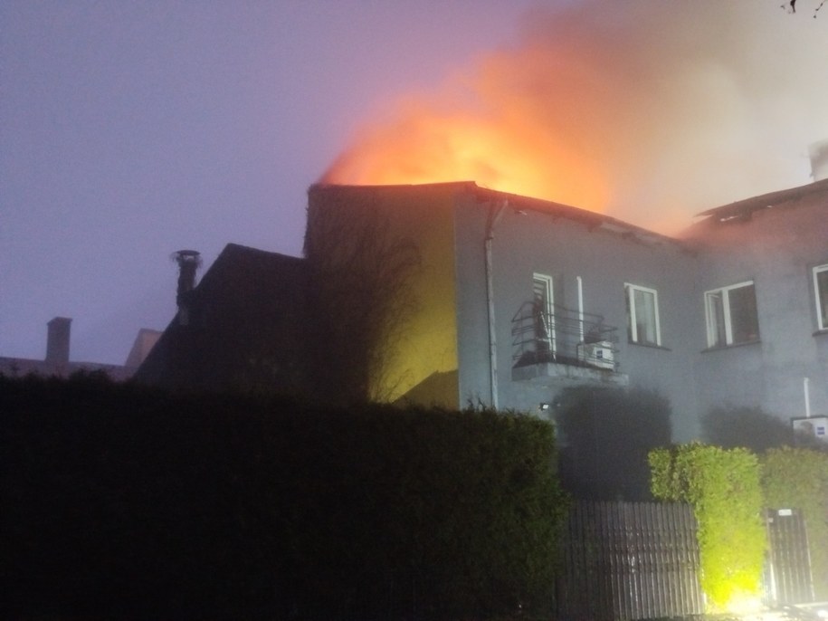 Ogień pojawił się w jednym z mieszkań, ale przeniósł się na poddasze i dach /Komenda Powiatowa Państwowej Straży Pożarnej w Będzinie /