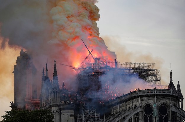 Ogień pojawił się w katedrze Notre Dame w poniedziałek przed godziną 19:00 /IAN LANGSDON /PAP/EPA