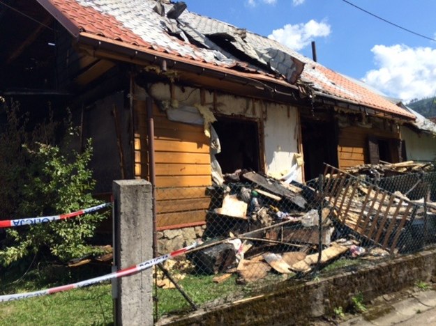 Ogień strawił drewniany dom. W pożarze zginęło dwóch chłopców /Anna Kropaczek /RMF24.pl