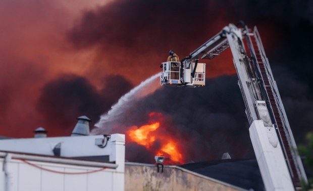 Ogień w sercu Grecji: Pożar w fabryce, są ofiary śmiertelne