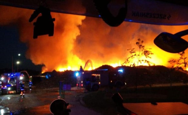 Ogień w składowisku śmieci w Olsztynie, strażacy w akcji