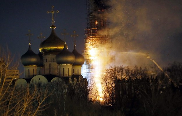 Ogień widać było z daleka /YURI KOCHETKOV /PAP/EPA