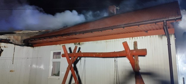 Ogień wybuchł w drewnianym, parterowym domu jednorodzinnym przy ulicy Wiśniowej /KWPSP Kielce /