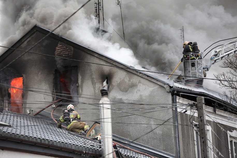 Ogień wybuchł w mieszkaniu na poddaszu /Wojciech Olkusnik  /PAP