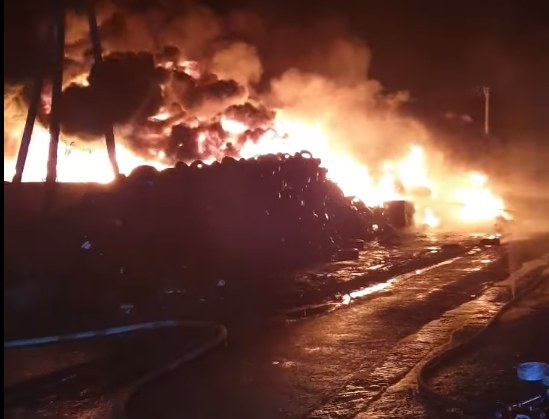 Ogień zajął dużą część składowiska opon /OSP Unisław