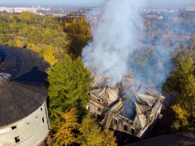 Ogień zajął połowę dachu dwukondygnacyjnego budynku /Andrzej  Grygiel /PAP