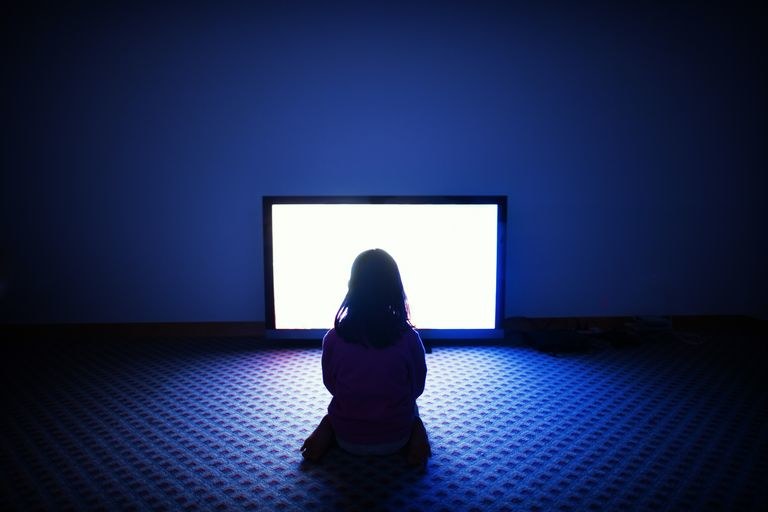 oglądanie telewizji przez dzieci /© Photogenica