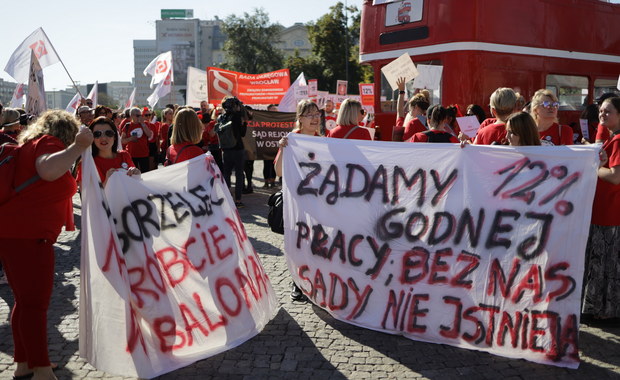 „Ogłaszamy stan wyjątkowy w sądach i prokuraturze”: „Czerwony marsz” na ulicach Warszawy
