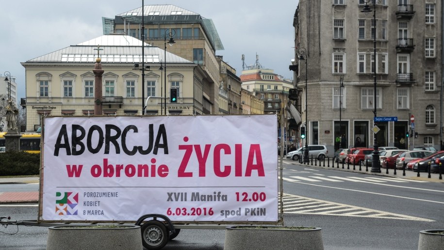 Ogłoszenie hasła XVII Manify warszawskiej przed Kościołem na pl. Trzech Krzyży. /PAP/Jakub Kamiński  /PAP