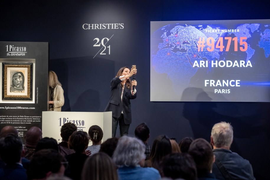 Ogłoszenie nazwiska zwycięzcy loterii "Picasso za 100 euro" /CHRISTOPHE PETIT TESSON /PAP/EPA