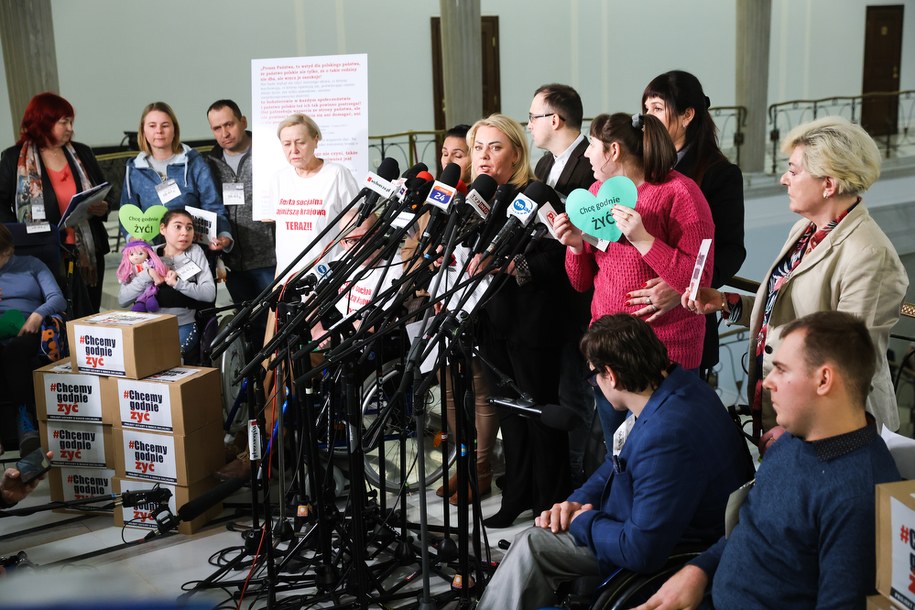 Ogłoszenie rozpoczęcia protestu opiekunów osób niepełnosprawnych w Sejmie /Rafał Guz /PAP