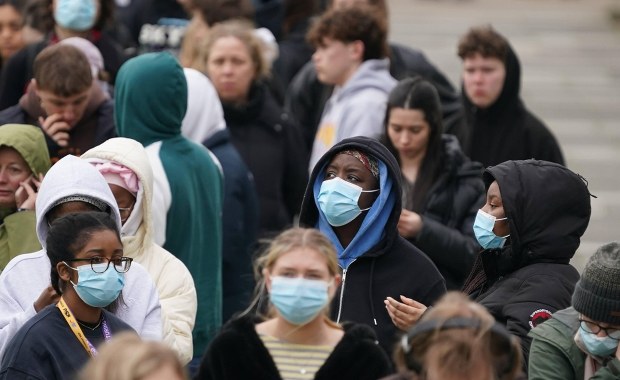 ​Ognisko poważnej choroby w Anglii. Zmarły dwie młode osoby