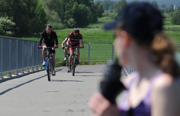 Ogólnopolski Konwój Rowerowy „Wstań i Jedź” to połączenie otwartych spotkań motywacyjnych i wyprawy rowerowej przez Polskę /Marcin Bielecki /PAP/EPA