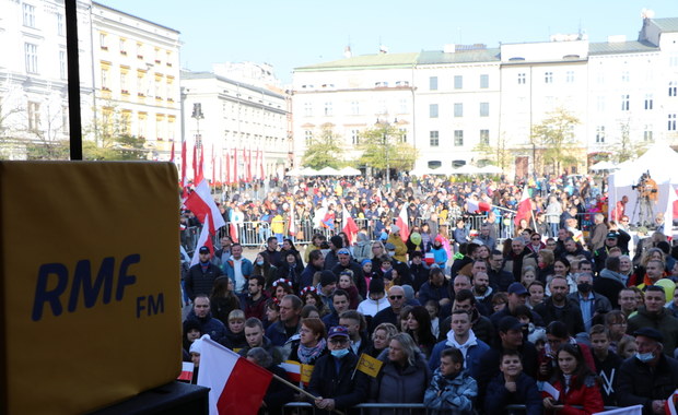 "Ogólnopolskie Śpiewanie Biało-Czerwonych Przebojów". Byliśmy na Rynku Głównym w Krakowie!