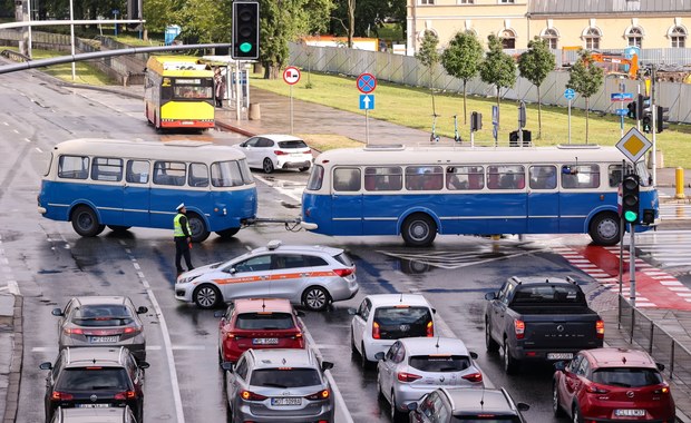 "Ogórki" w akcji. Niecodzienny widok na ulicach Warszawy