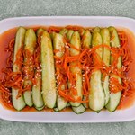 Ogórkowa przekąska w wersji pikantnej. Sekretem jest wyrazisty sos 