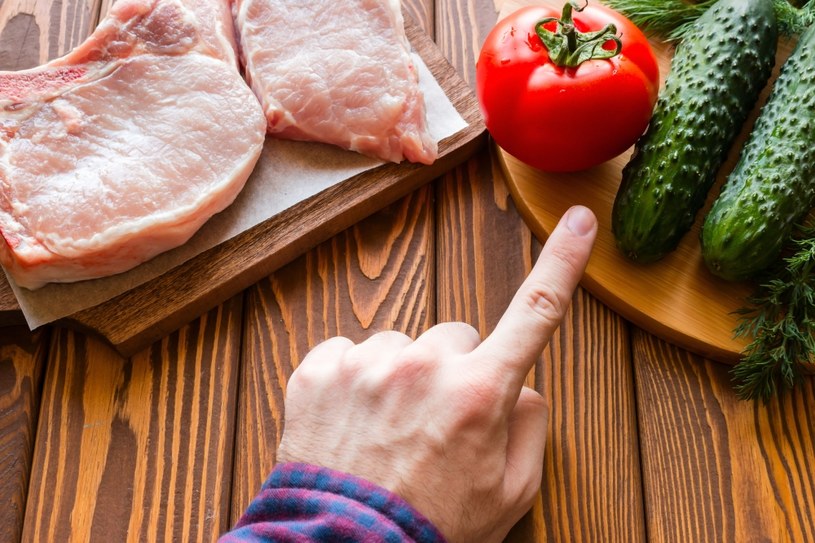 Ogranicz jedzenie mięsa na rzecz warzyw i owoców /123RF/PICSEL