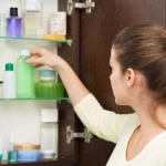 Ogranicz plastik w pielęgnacji. Zamiast butelek wybieraj kostki, szkło i opakowania refille