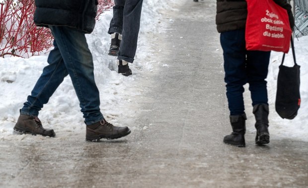 "Ogranicz podróże, uważaj na chodnikach". RCB ostrzega