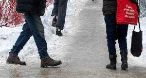 "Ogranicz podróże, uważaj na chodnikach". RCB ostrzega