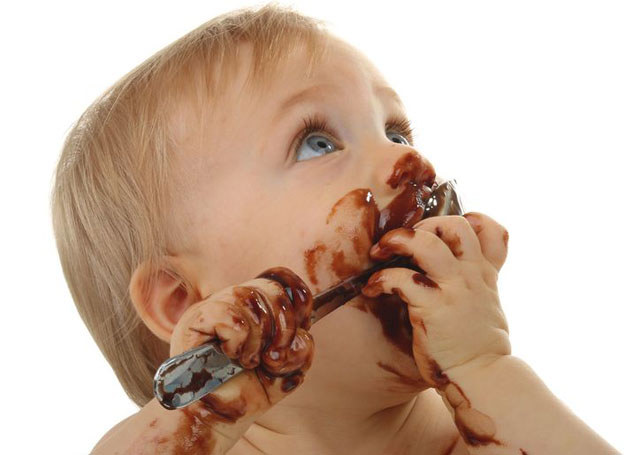 Ograniczajmy spożywanie słodyczy swojemu dziecku, róbmy to spokojnie i stopniowo /123RF/PICSEL