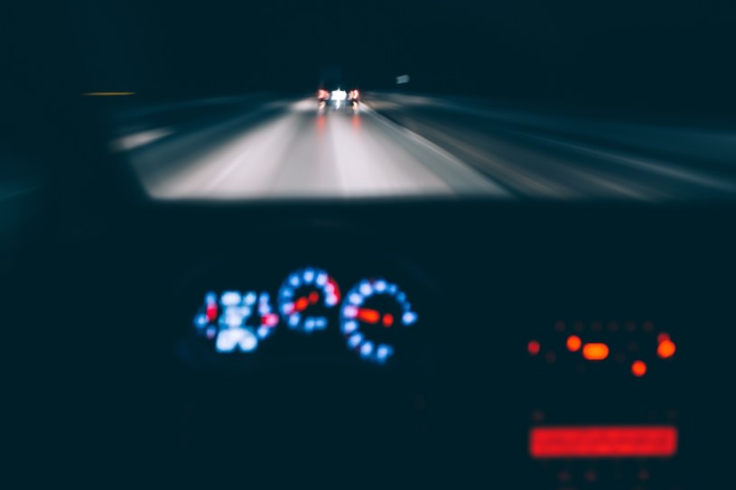 Ograniczenia prędkości w Polsce: ile można jechać na autostradzie, a jaka prędkość w terenie zabudowanym i poza terenem zabudowanym? /123RF/PICSEL