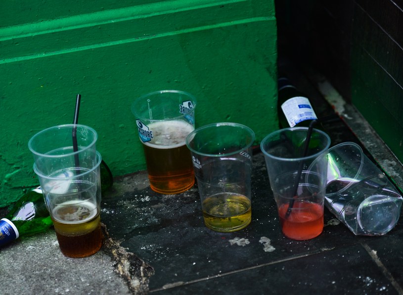 Ograniczenie alkoholu nie zawsze wystarczy, by na dobre rozprawić się z uzależnieniem /Artur Widak/NurPhoto /Getty Images