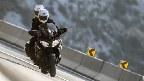 Ograniczenie prędkości dla motocyklisty z małym pasażerem /Yamaha