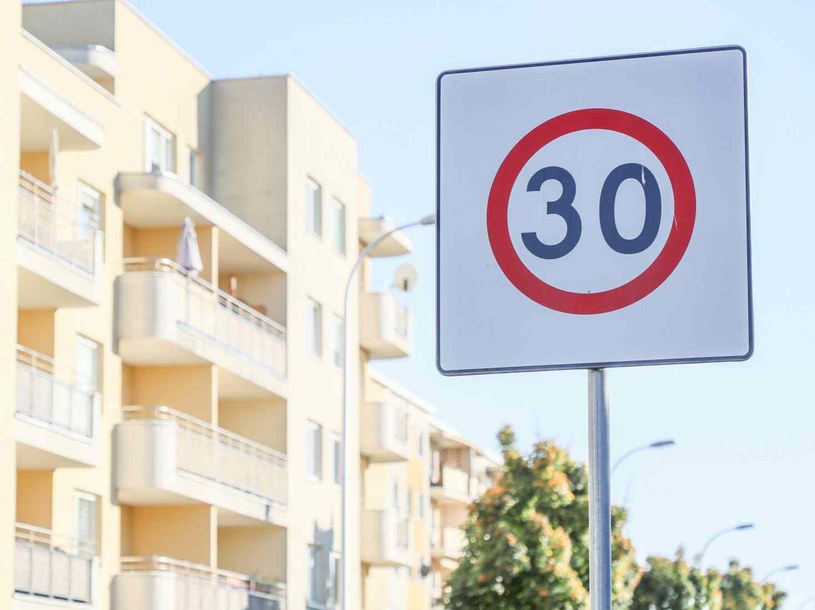 Ograniczenie prędkości do 30 km/h to przyszłość europejskich miast /Piotr Molecki /East News