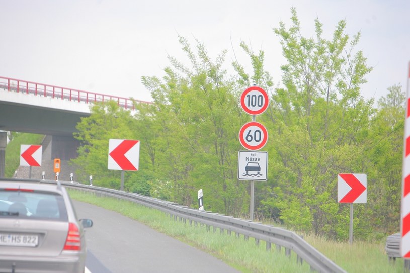 Ograniczenie prędkości może obowiązywać w określonej sytuacji, np. kiedy nawierzchnia jest śliska. W tym celu w Niemczech stosuje się pod znakiem ograniczenia prędkości tabliczkę "bei nasse" czyli "gdy jest mokro". /Motor