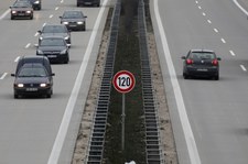 Ograniczenie prędkości na autostradach to "samobójstwo". Polityczne