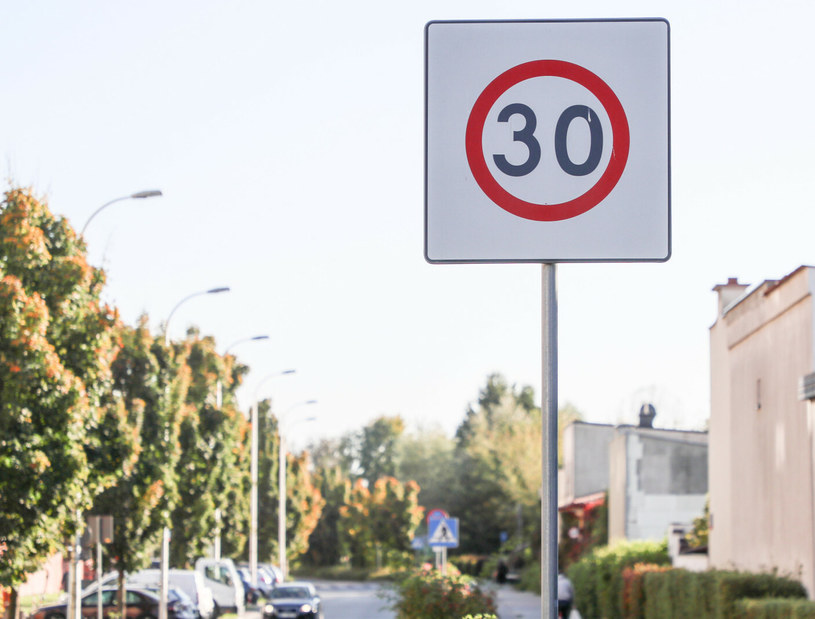 Ograniczenie prędkości na białym kwadracie mówi o wjeździe w strefę ograniczonej prędkości /Piotr Molecki /East News