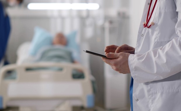 Ograniczenie sprzedaży energetyków i akcje szczepień. Co przyniesie 2024 rok w ochronie zdrowia?