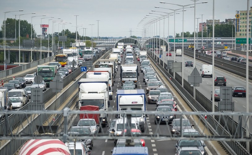 Ograniczenie wjazdu do miast dla niektórych aut ma także na celu zmniejszenie korków /Bartosz Krupa /East News