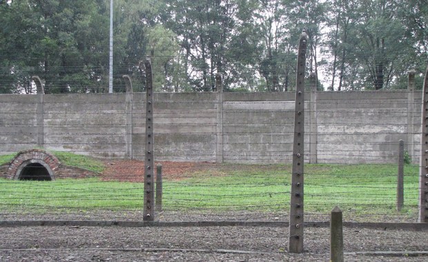 Ogrodzenie byłego obozu Auschwitz nie jest już dziurawe