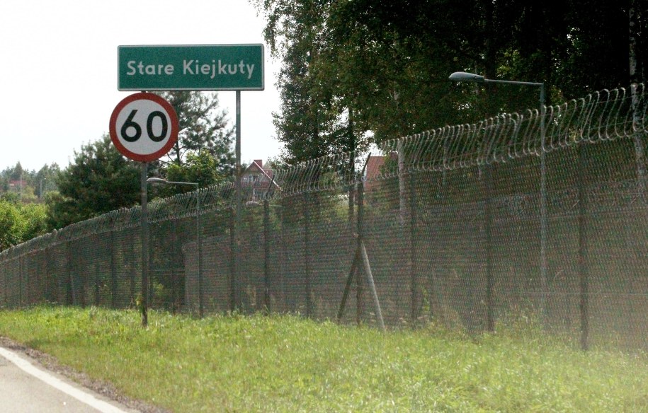 Ogrodzony obiekt wojskowy, w lesie nad jeziorem Starokiejkuckim w miejscowości Stare Kiejkuty /Tomasz Waszczuk /PAP