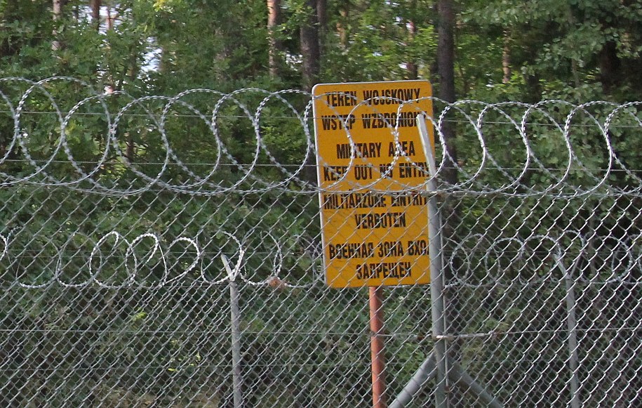 Ogrodzony obiekt wojskowy w Starych Kiejkutach /Tomasz Waszczuk /PAP