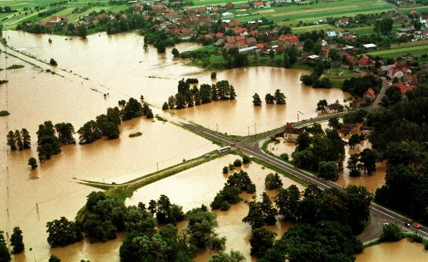 "Ogrom wody, ludzie na dachach". 25 lat temu rozpoczęła się Powódź Tysiąclecia