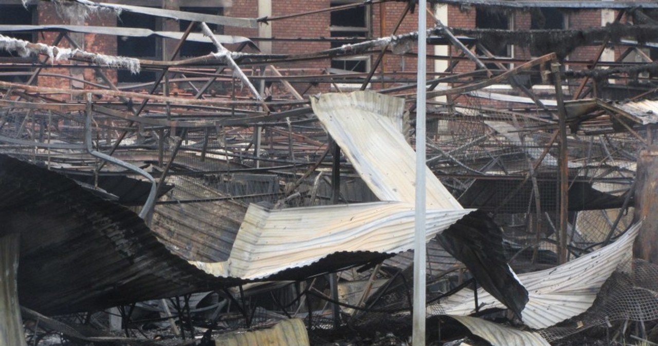 Ogrom zniszczeń po pożarze targowiska w Osinowie Dolnym