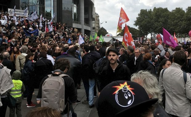 Ogromna fala protestów przeciwko polityce Emmanuela Macrona 