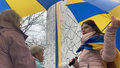 Ogromna flaga Ukrainy zawisła naprzeciw ambasady Rosji w Waszyngtonie